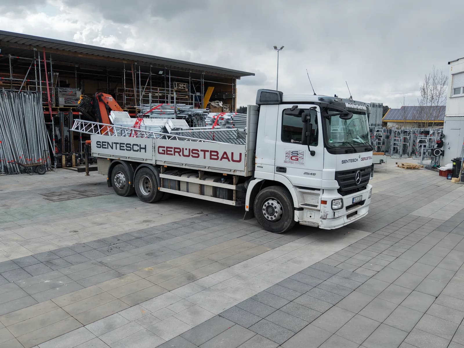Sentesch-LKW auf dem Betriebshof in Kienberg